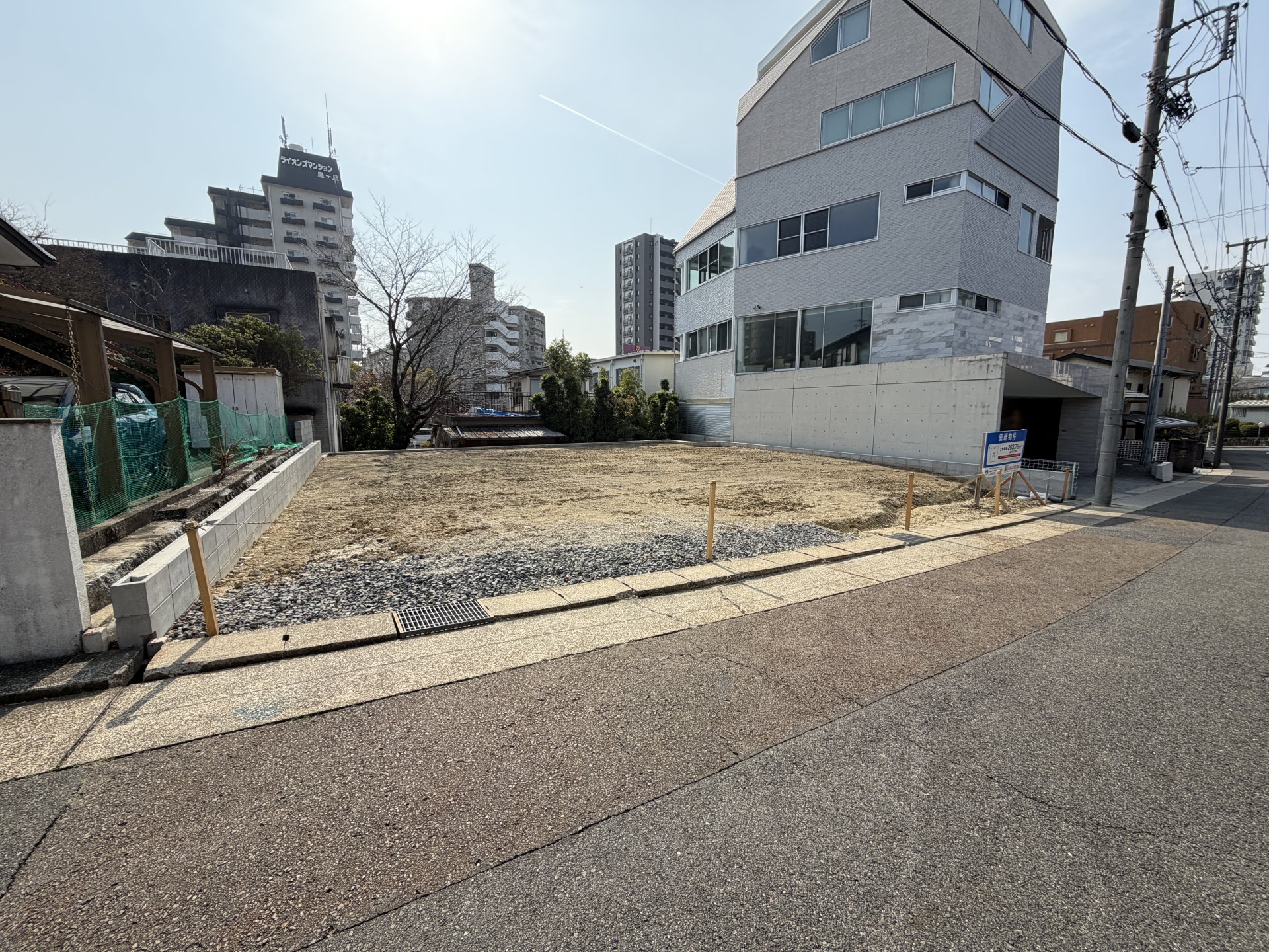 前面道路含む外観