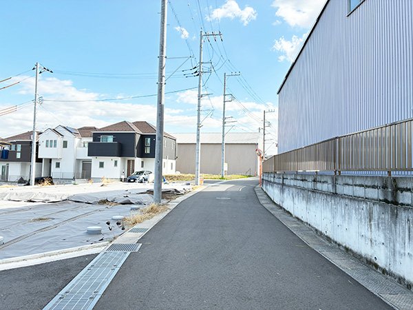 前面道路含む外観