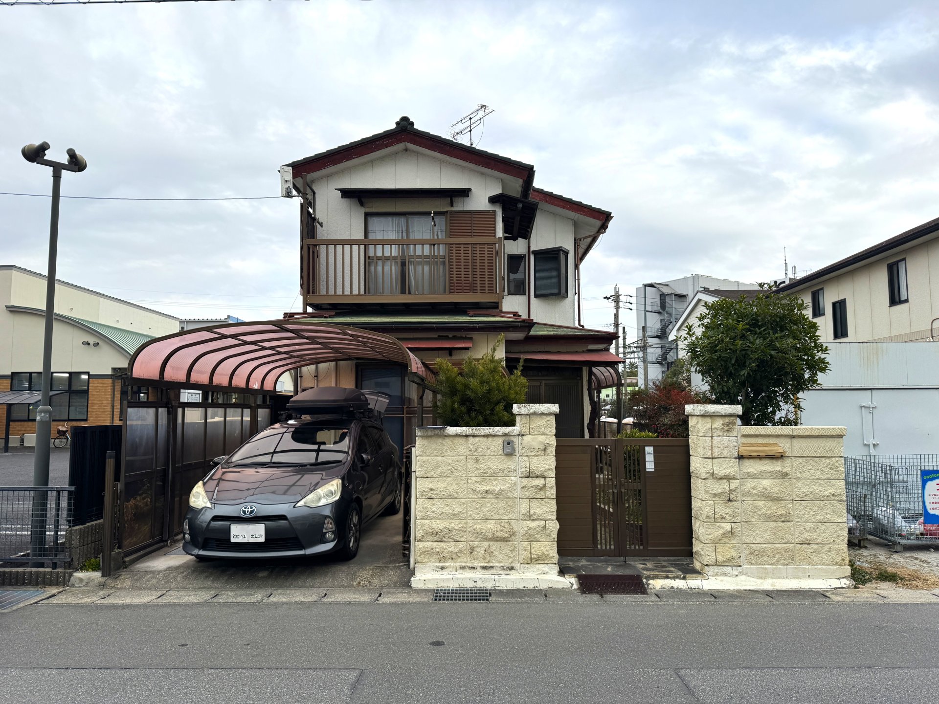 前面道路含む外観