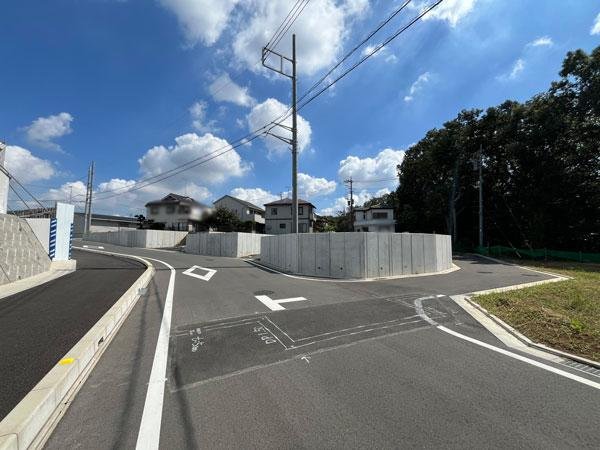 前面道路含む外観