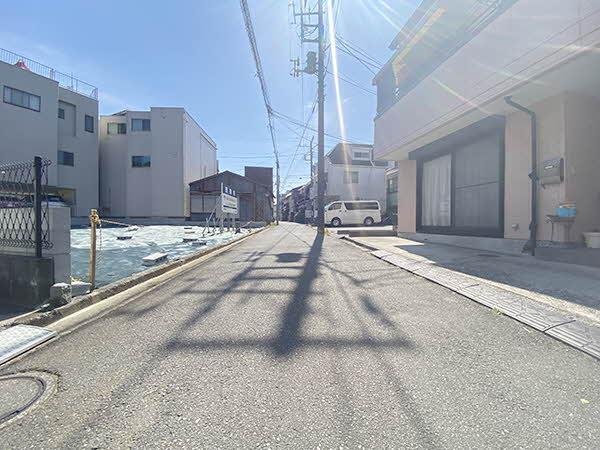 前面道路含む外観