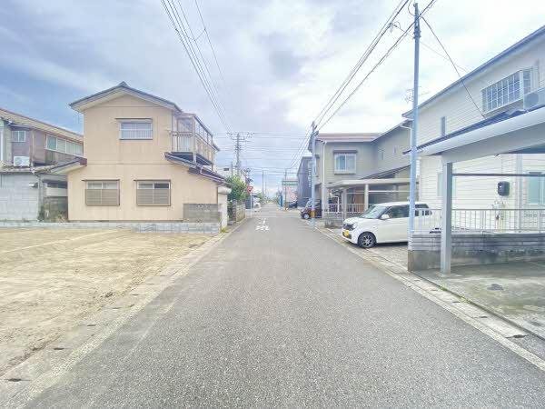前面道路含む外観