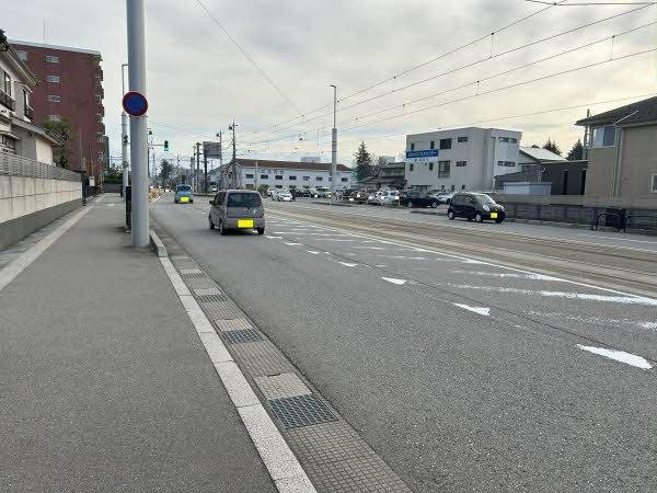 前面道路含む外観