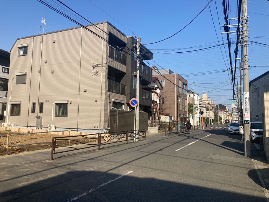 前面道路含む外観