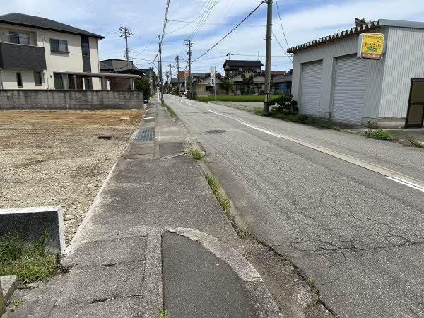 前面道路含む外観