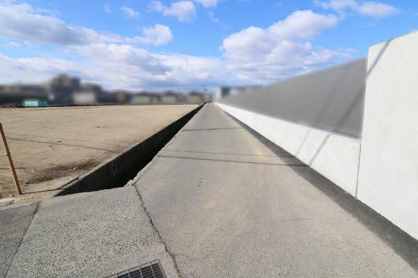 前面道路含む外観