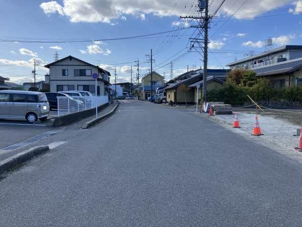 前面道路含む外観