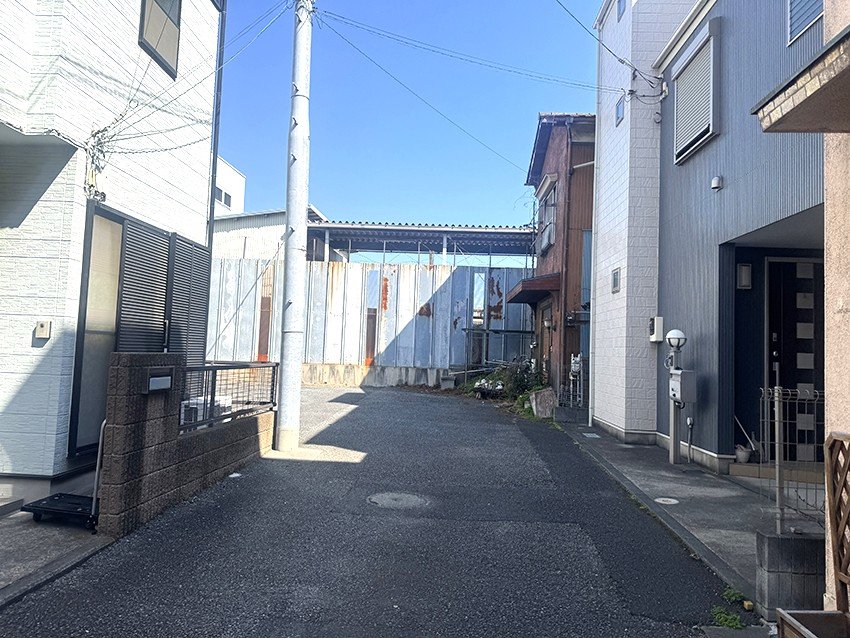 前面道路含む外観