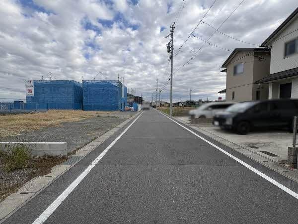 前面道路含む外観