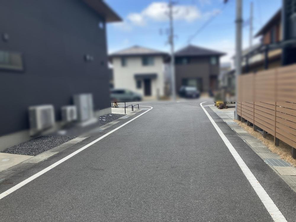 前面道路含む外観