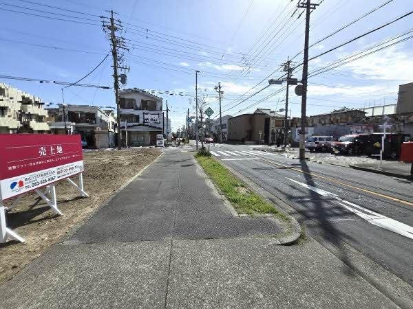 前面道路含む外観