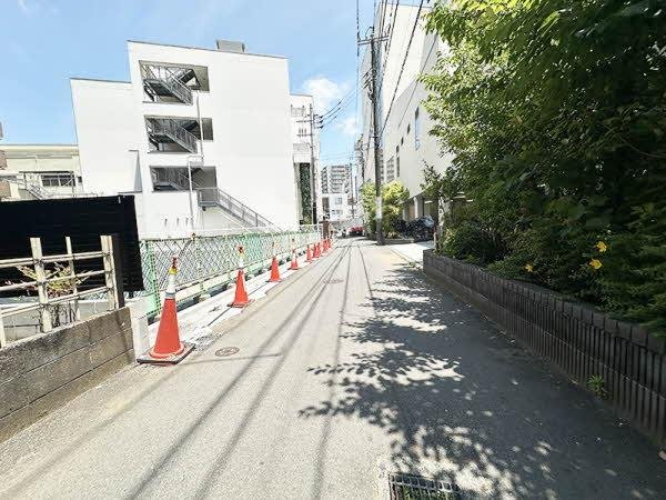 前面道路含む外観