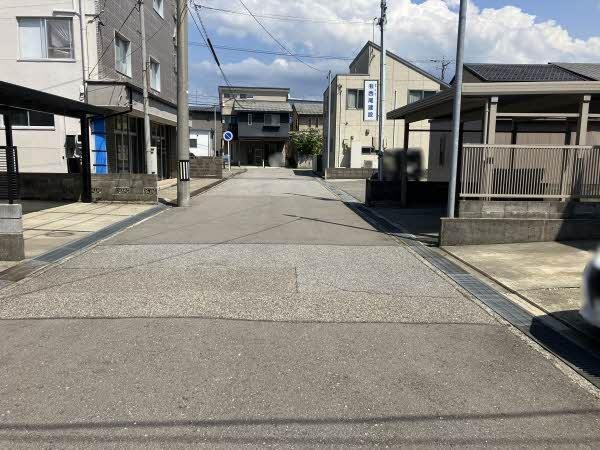 前面道路含む外観