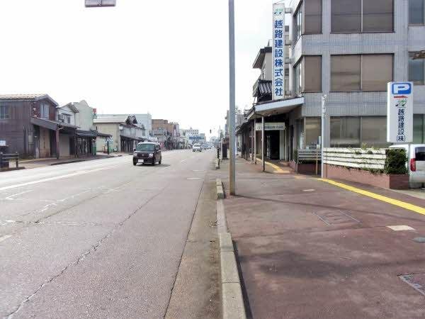 前面道路含む外観