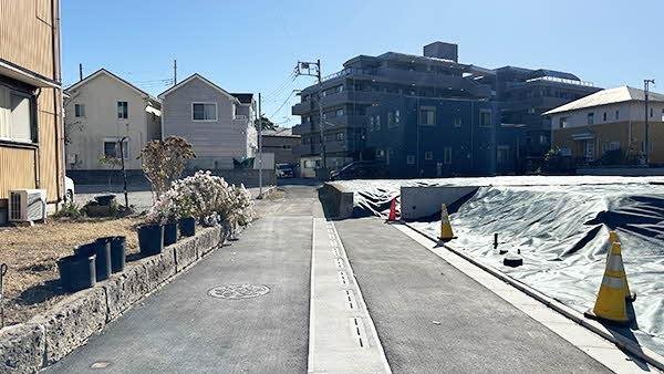 前面道路含む外観