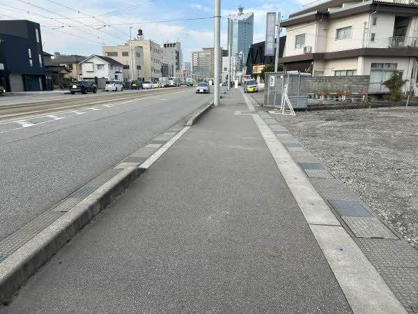 前面道路含む外観