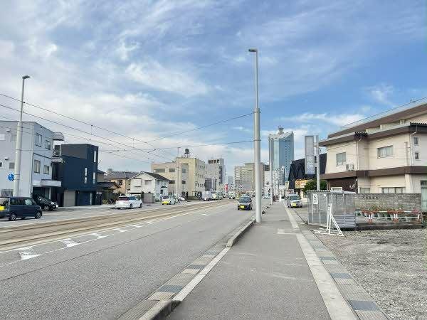 前面道路含む外観