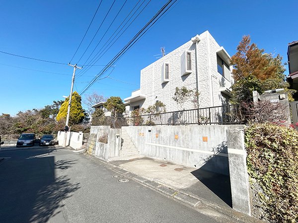 前面道路含む外観