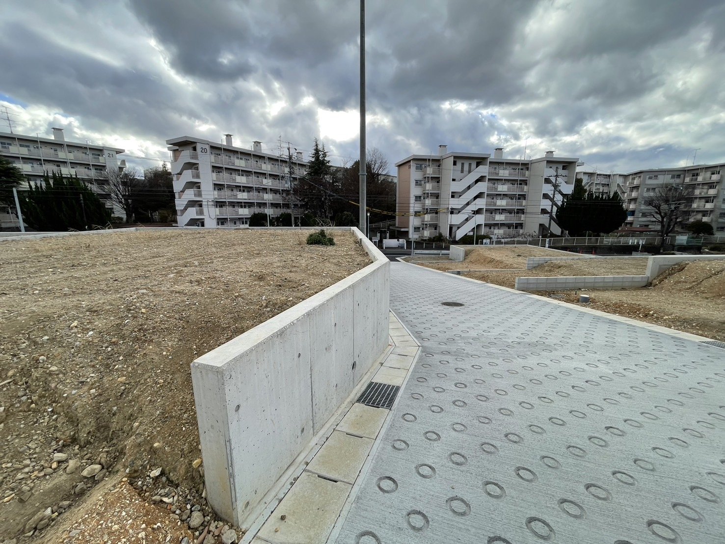 前面道路含む外観