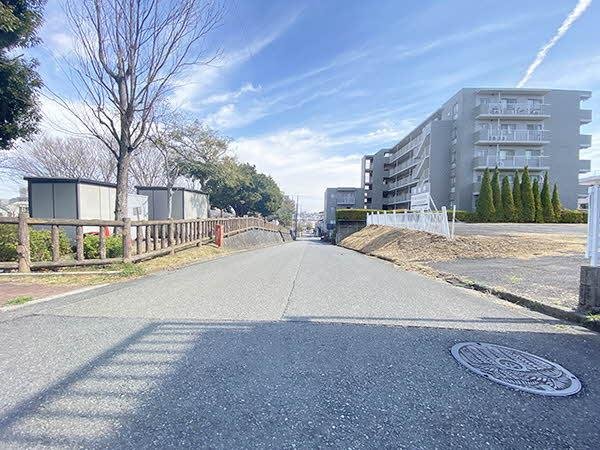 前面道路含む外観