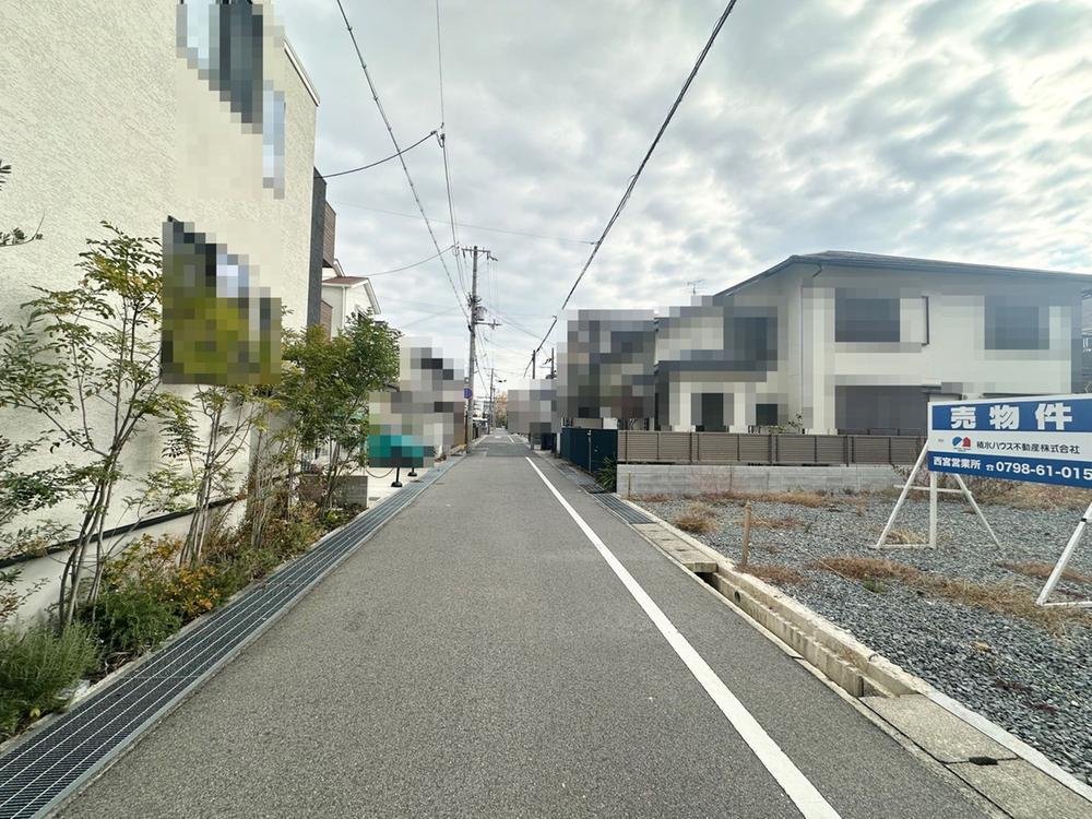 前面道路含む外観