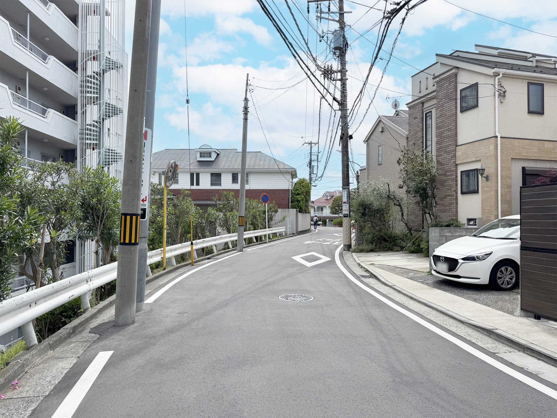 前面道路含む外観