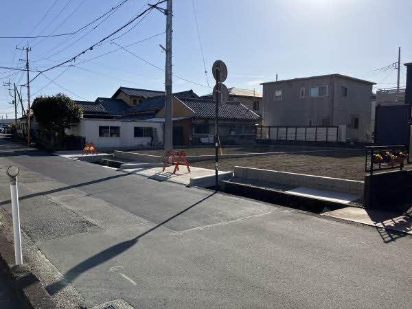 前面道路含む外観