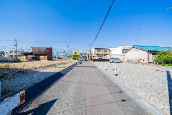 前面道路含む外観