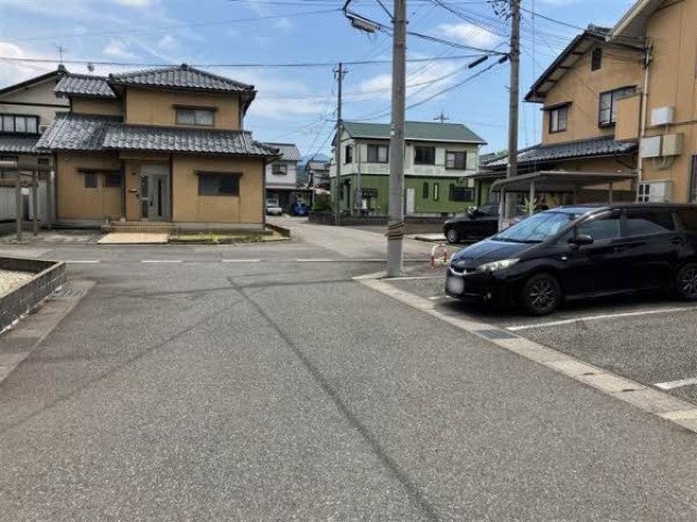 前面道路含む外観