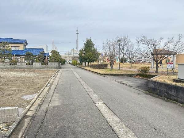 前面道路含む外観