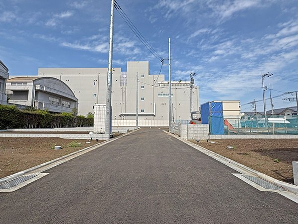 前面道路含む外観