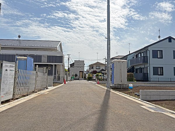 前面道路含む外観