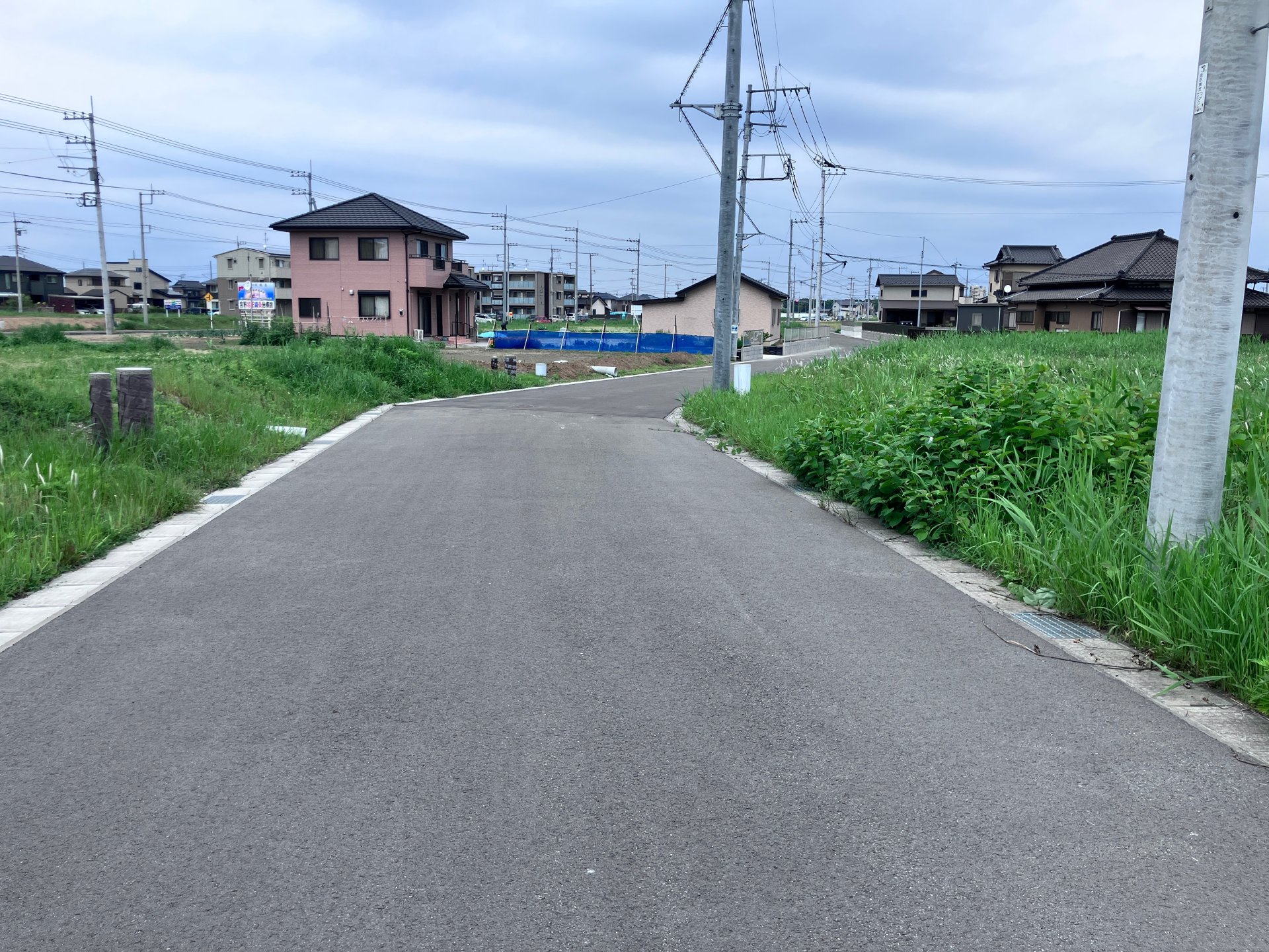 前面道路含む外観
