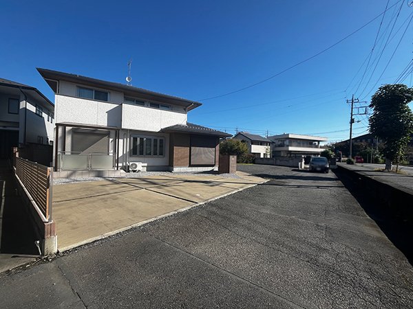 前面道路含む外観