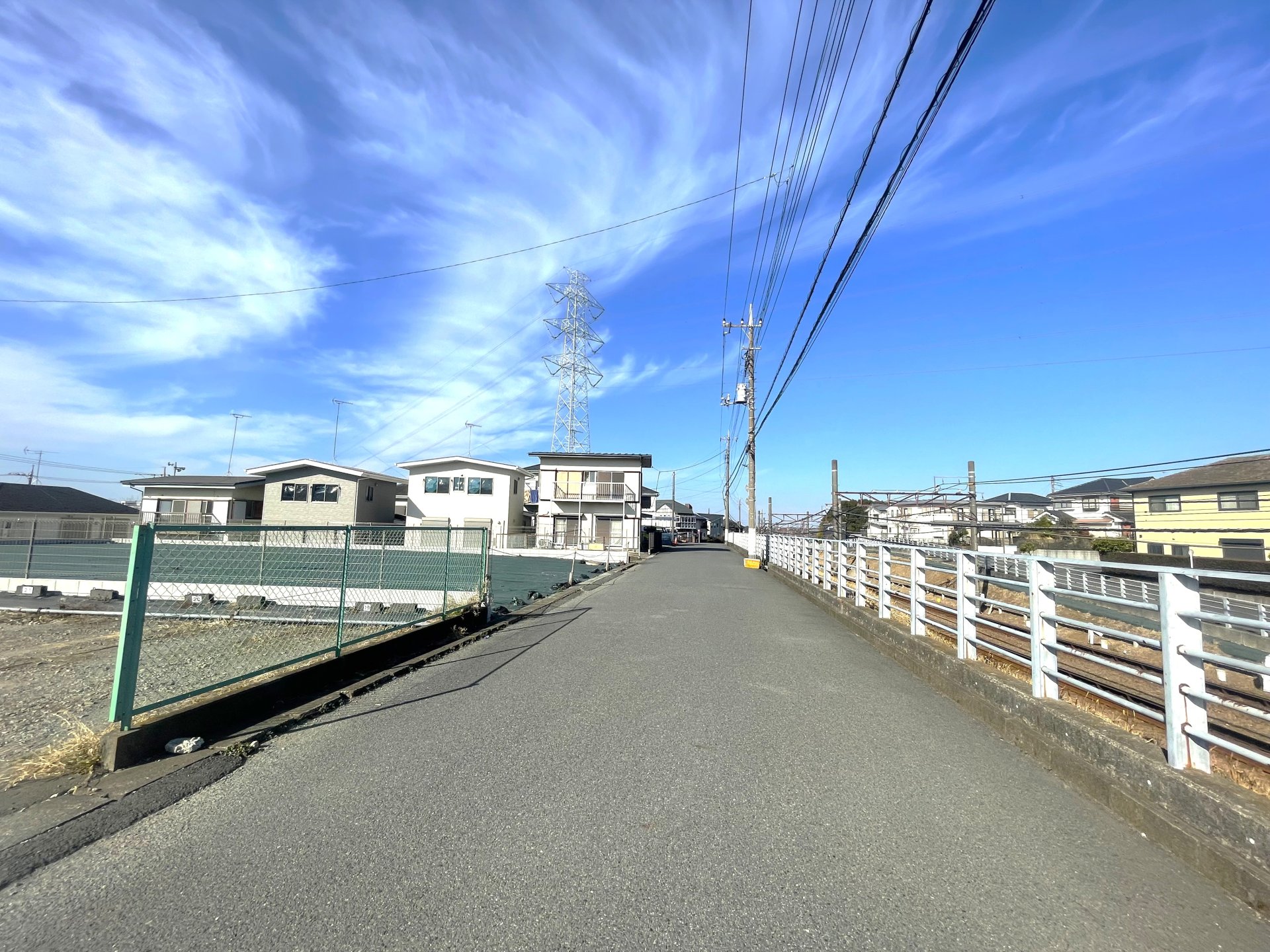 前面道路含む外観