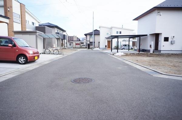 前面道路含む外観