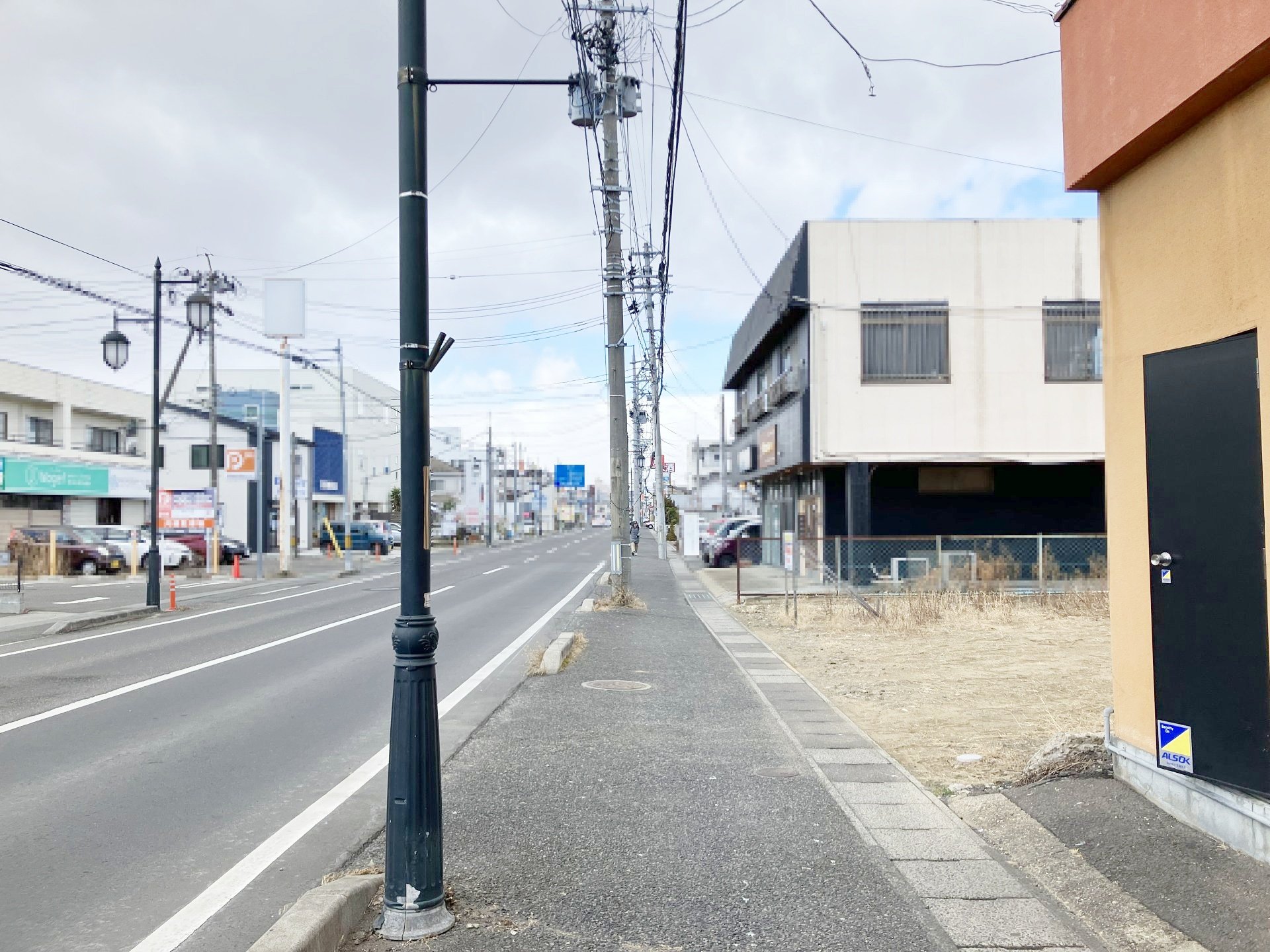 前面道路含む外観
