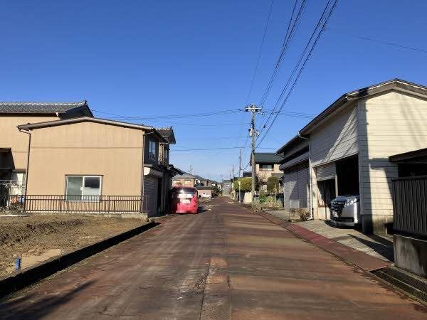 前面道路含む外観