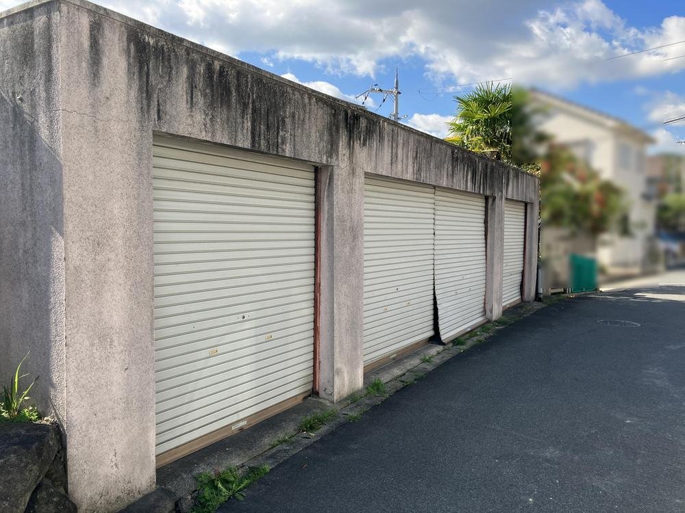 前面道路含む外観