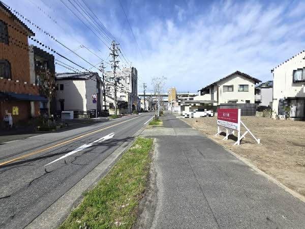 前面道路含む外観