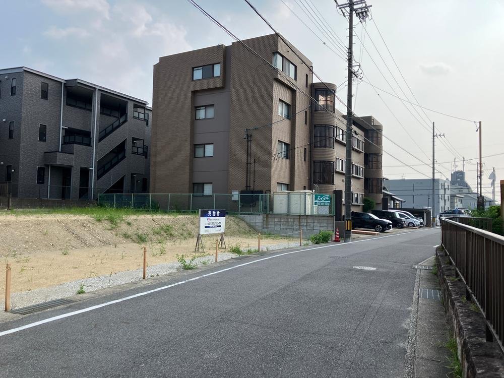 前面道路含む外観