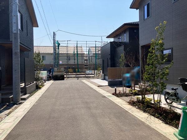 前面道路含む外観