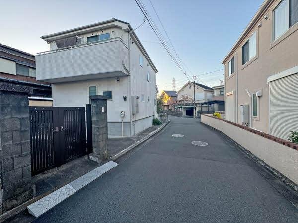 前面道路含む外観