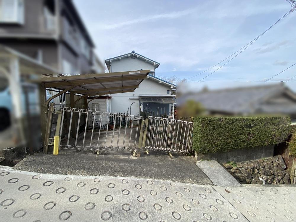 前面道路含む外観