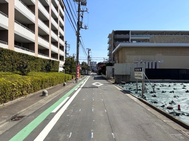 前面道路含む外観