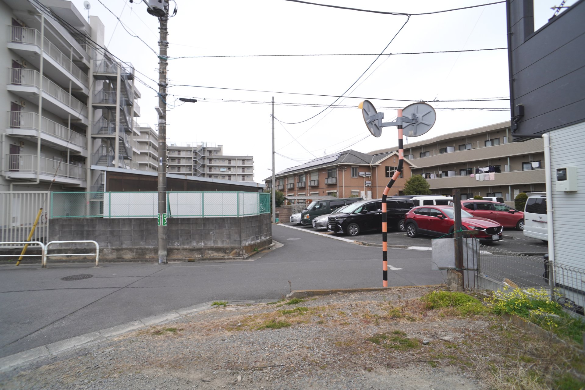 前面道路含む外観