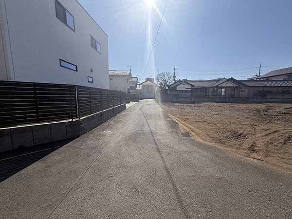 前面道路含む外観