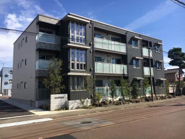 前面道路含む外観