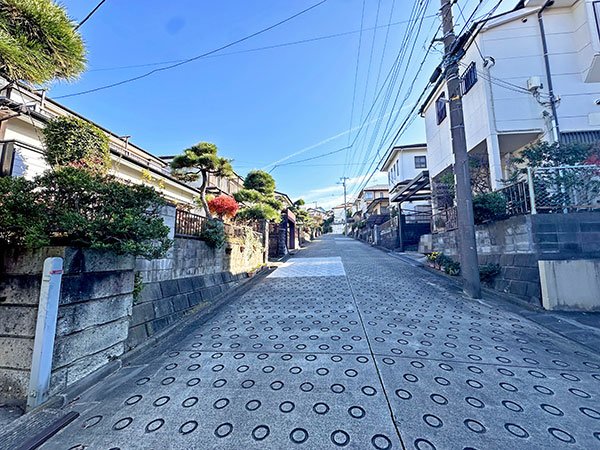 前面道路含む外観