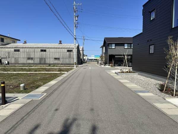 前面道路含む外観